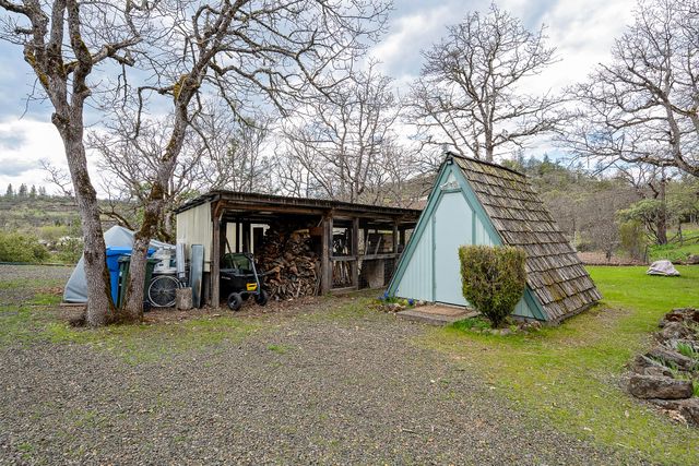 1100 W Rolling Hills Drive, Eagle Point, OR 97524