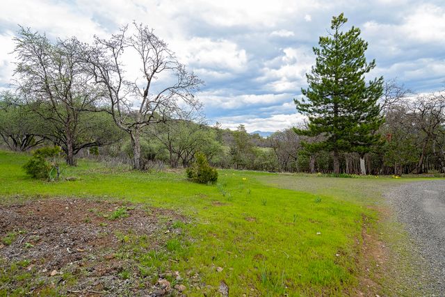 1100 W Rolling Hills Drive, Eagle Point, OR 97524