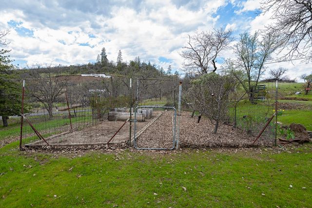1100 W Rolling Hills Drive, Eagle Point, OR 97524
