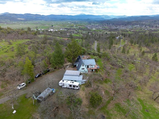 1100 W Rolling Hills Drive, Eagle Point, OR 97524