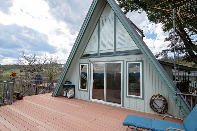 1100 W Rolling Hills Drive, Eagle Point, OR 97524