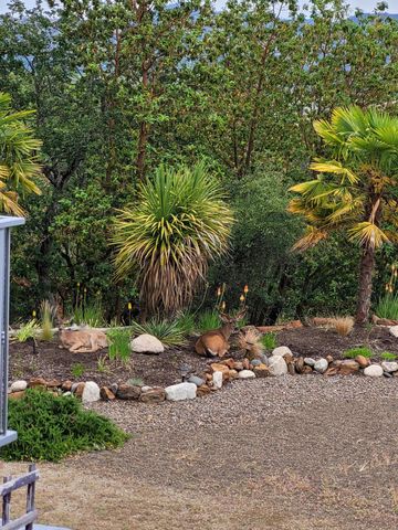 1100 W Rolling Hills Drive, Eagle Point, OR 97524