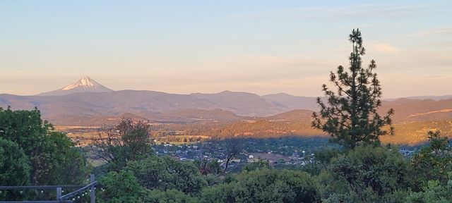 1100 W Rolling Hills Drive, Eagle Point, OR 97524