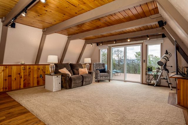 1100 W Rolling Hills Drive, Eagle Point, OR 97524