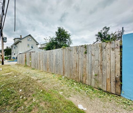 592 11Th Ave, Paterson City, NJ 07514