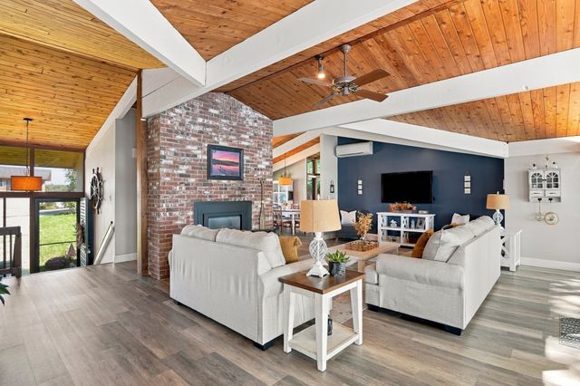 32 Eagle Hill Dr, Plymouth, MA 02360