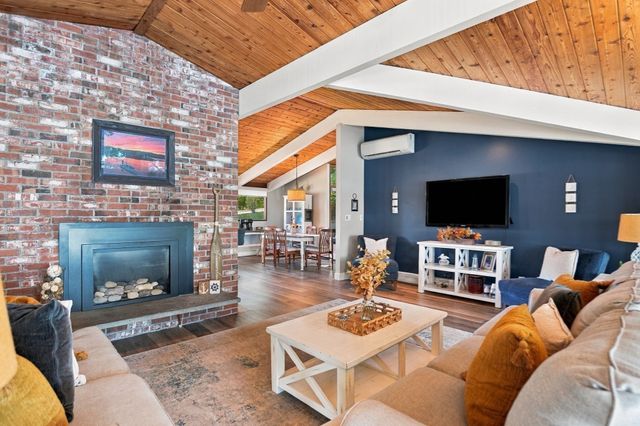 32 Eagle Hill Dr, Plymouth, MA 02360