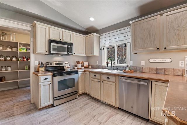 2706 S Chestnut St, Nampa, ID 83686
