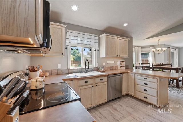 2706 S Chestnut St, Nampa, ID 83686