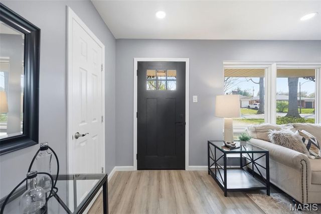 8609 Mayflower Court, University City, MO 63132