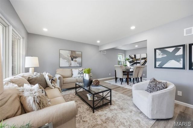 8609 Mayflower Court, University City, MO 63132