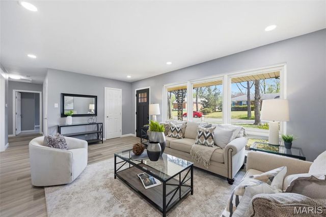 8609 Mayflower Court, University City, MO 63132