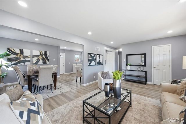 8609 Mayflower Court, University City, MO 63132