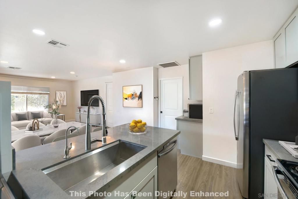 Image 13 of property listing at 8090 Camino Kiosco, San Diego, CA 92122