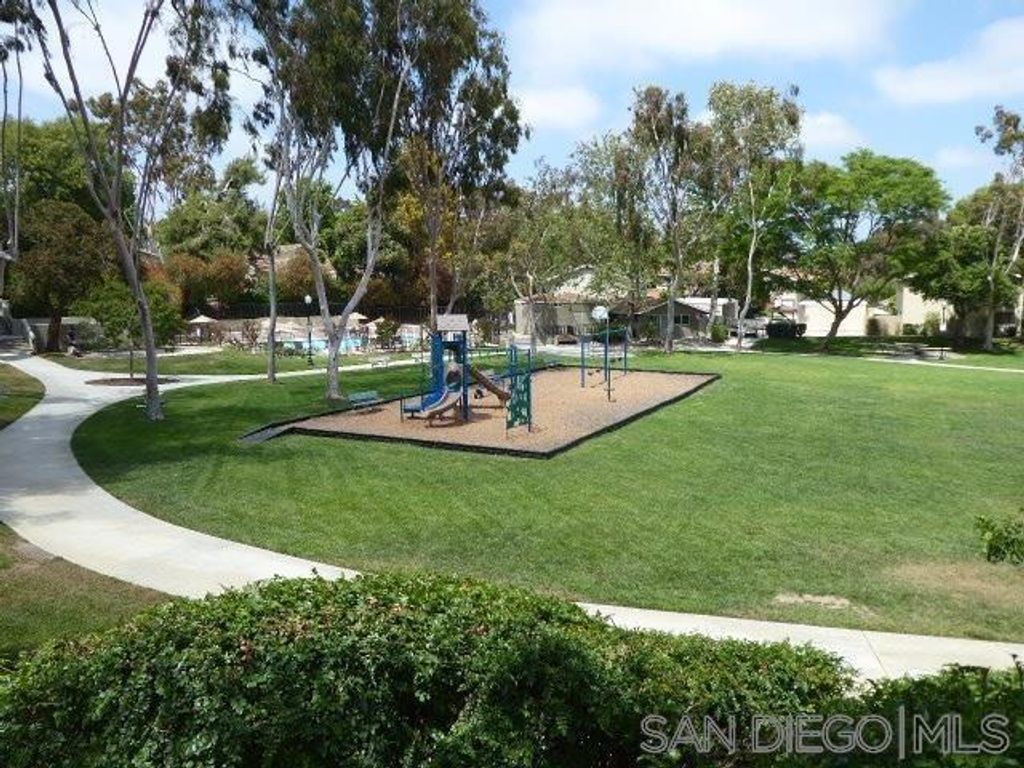 Image 6 of property listing at 8090 Camino Kiosco, San Diego, CA 92122