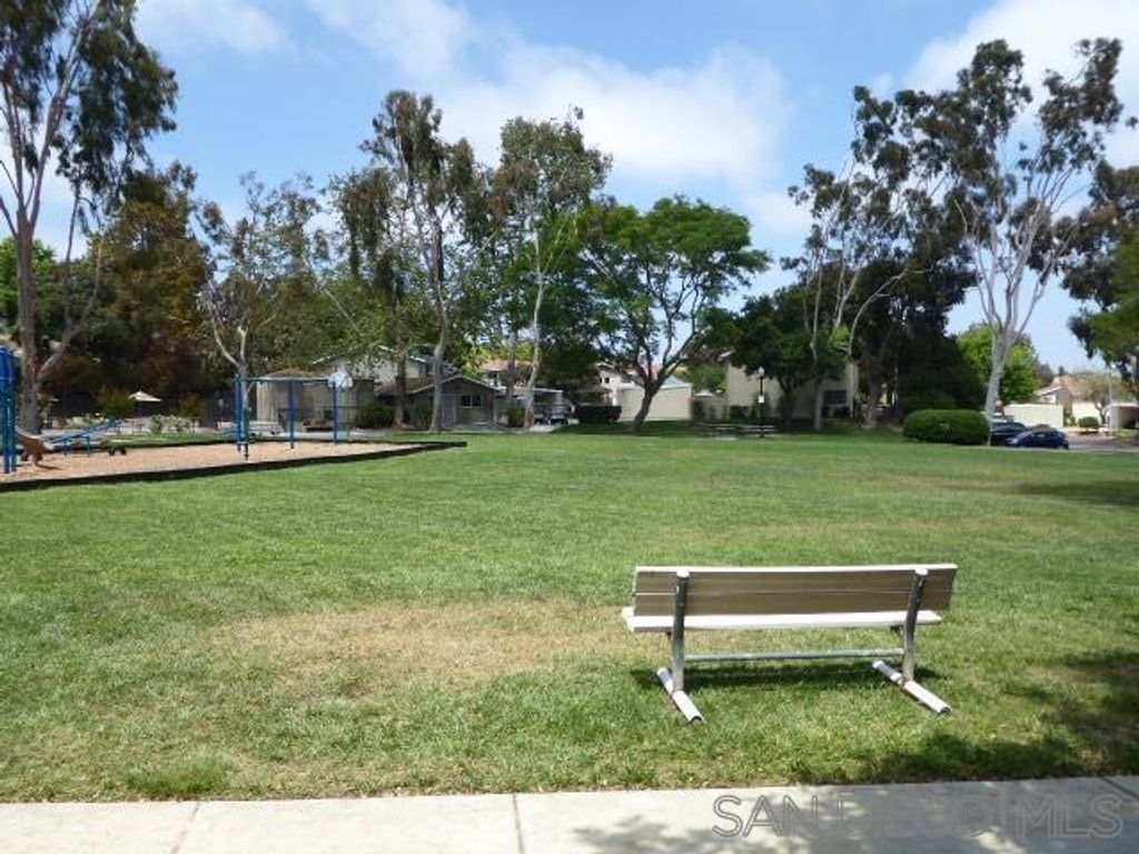Image 7 of property listing at 8090 Camino Kiosco, San Diego, CA 92122