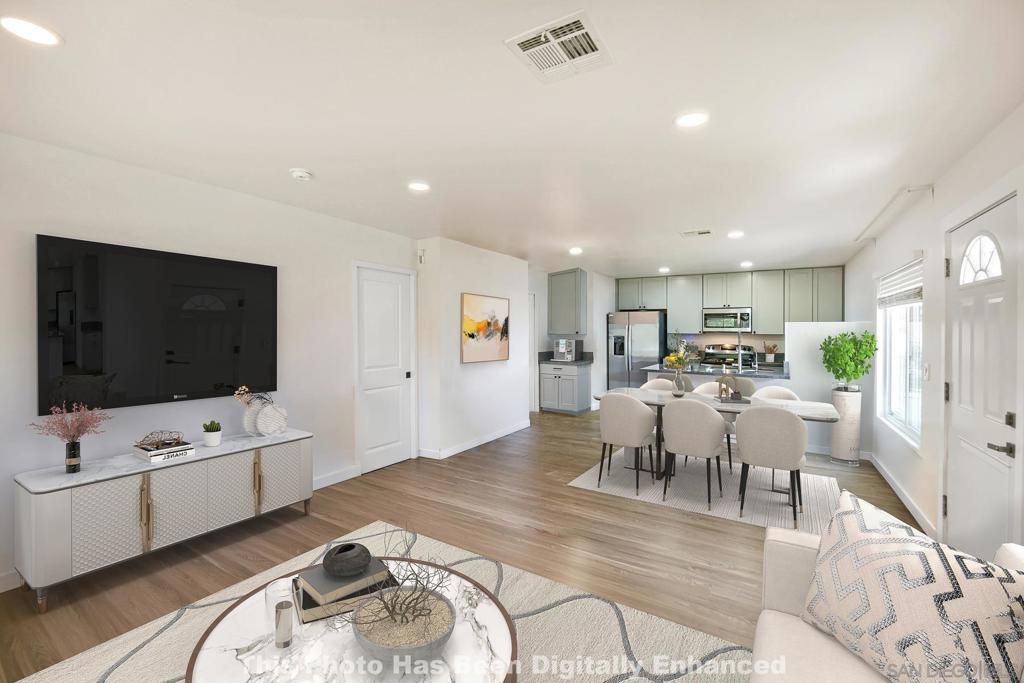 Image 8 of property listing at 8090 Camino Kiosco, San Diego, CA 92122