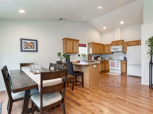 683 Ne SUMMERFIELD St, Mc Minnville, OR 97128