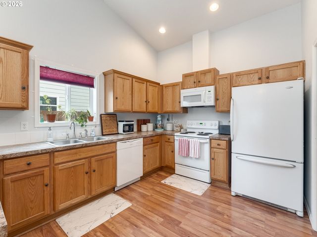 683 Ne SUMMERFIELD St, Mc Minnville, OR 97128