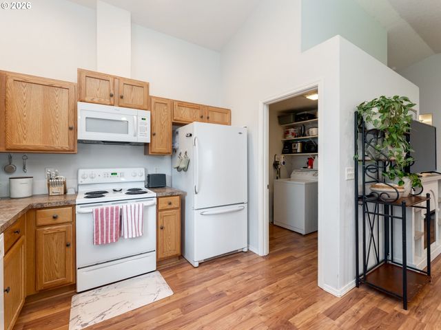 683 Ne SUMMERFIELD St, Mc Minnville, OR 97128