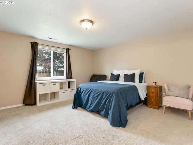 683 Ne SUMMERFIELD St, Mc Minnville, OR 97128