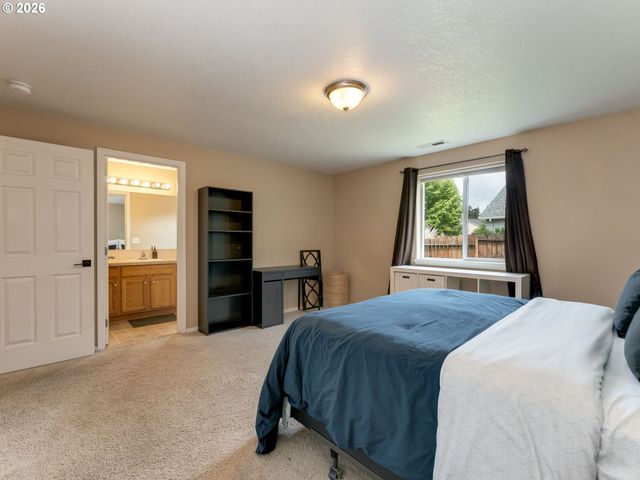 683 Ne SUMMERFIELD St, Mc Minnville, OR 97128