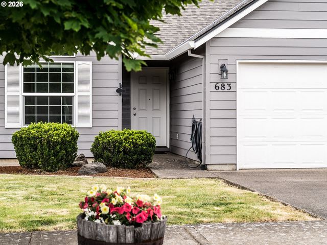 683 Ne SUMMERFIELD St, Mc Minnville, OR 97128