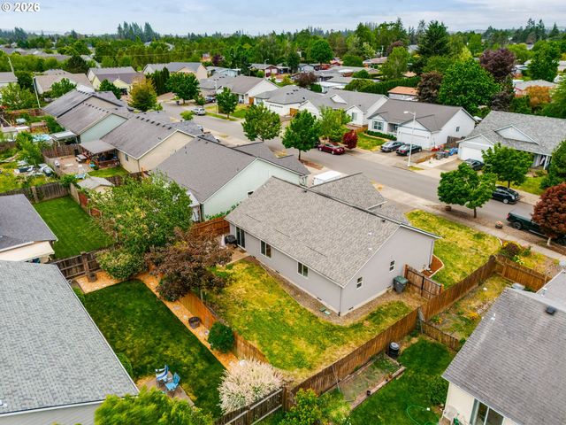 683 Ne SUMMERFIELD St, Mc Minnville, OR 97128
