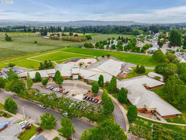 683 Ne SUMMERFIELD St, Mc Minnville, OR 97128