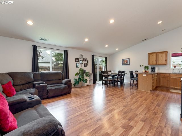 683 Ne SUMMERFIELD St, Mc Minnville, OR 97128