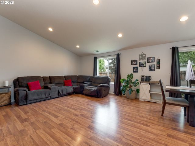 683 Ne SUMMERFIELD St, Mc Minnville, OR 97128
