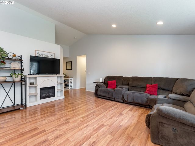 683 Ne SUMMERFIELD St, Mc Minnville, OR 97128