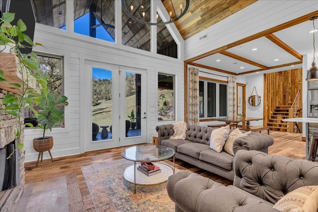 317 Little Creek Rd, Pleasant Shade, TN 37145