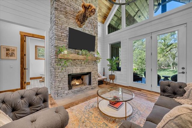 317 Little Creek Rd, Pleasant Shade, TN 37145