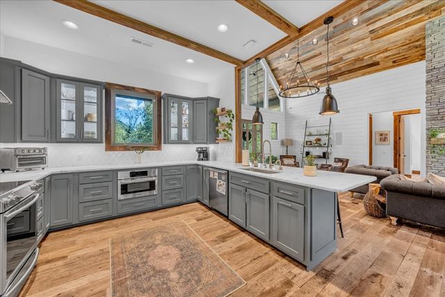 317 Little Creek Rd, Pleasant Shade, TN 37145