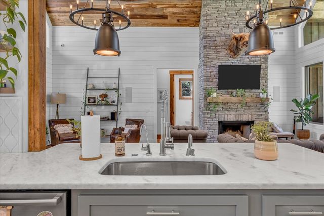 317 Little Creek Rd, Pleasant Shade, TN 37145