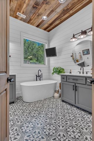 317 Little Creek Rd, Pleasant Shade, TN 37145