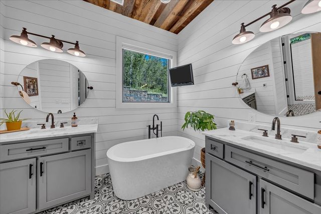 317 Little Creek Rd, Pleasant Shade, TN 37145