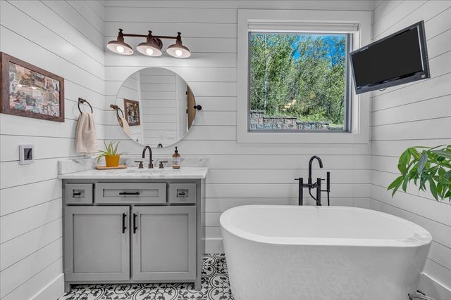 317 Little Creek Rd, Pleasant Shade, TN 37145