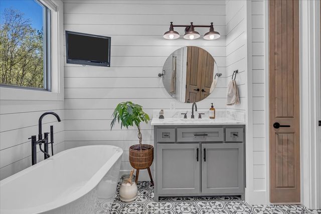 317 Little Creek Rd, Pleasant Shade, TN 37145