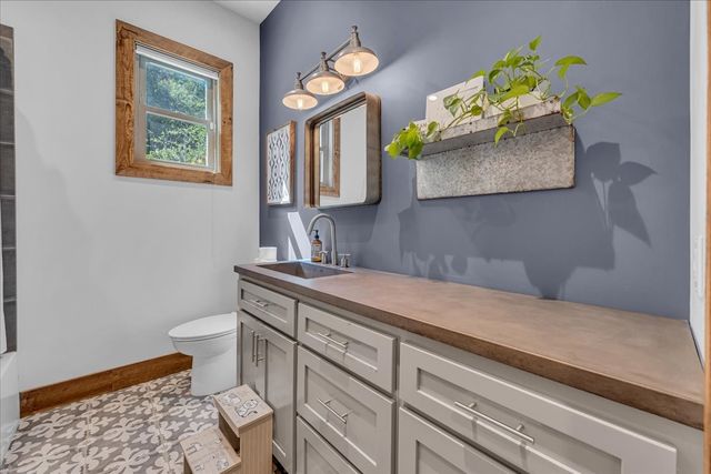 317 Little Creek Rd, Pleasant Shade, TN 37145