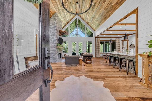 317 Little Creek Rd, Pleasant Shade, TN 37145