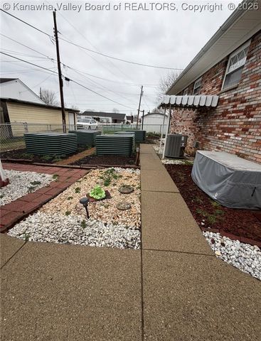 2005 Grant Avenue, St Albans, WV 25177