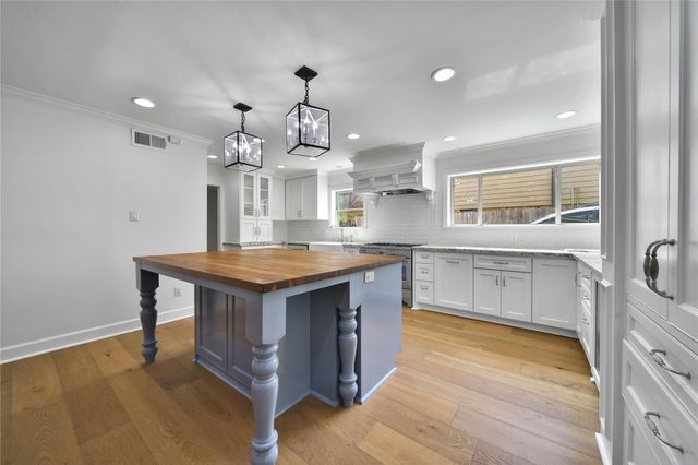 1034 Thornton Road, Houston, TX 77018