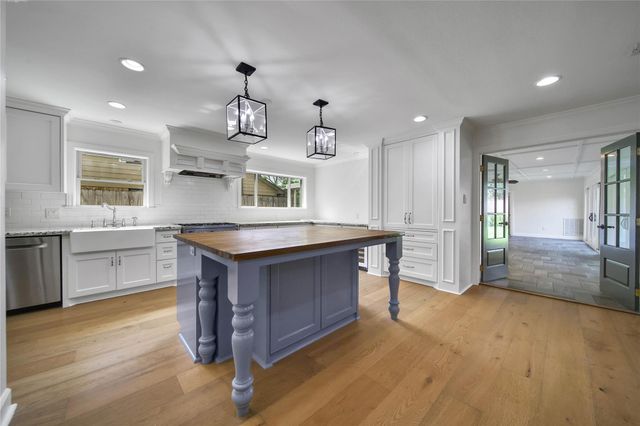 1034 Thornton Road, Houston, TX 77018