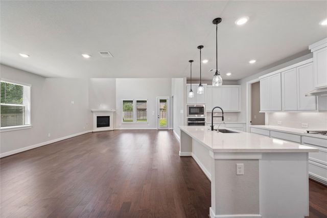 103 E Christine Manor Drive, Montgomery, TX 77316