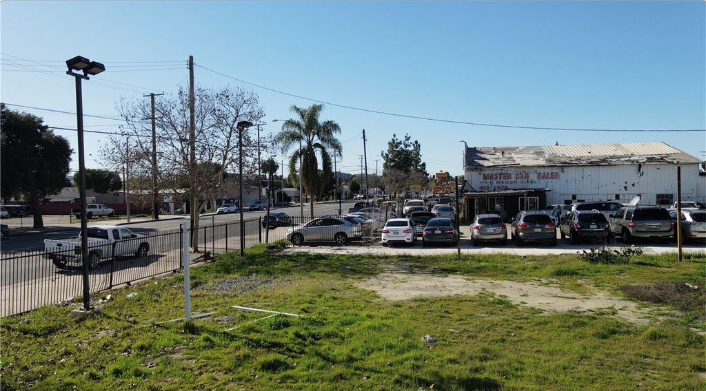 1137 E Mission Boulevard, Pomona, CA 91766 — photo 2
