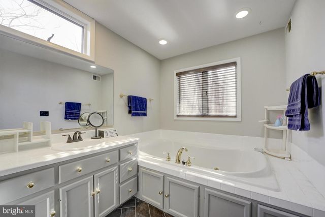 10600 HUNTER STATION RD, Vienna, VA 22181