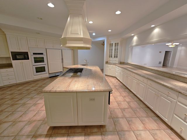 94 Hawthorne Road, Barrington Hills, IL 60010