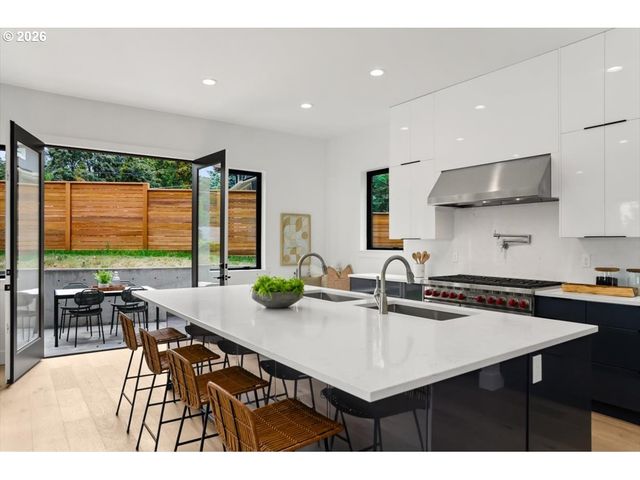 3215 Sw SHERWOOD Pl, Portland, OR 97201